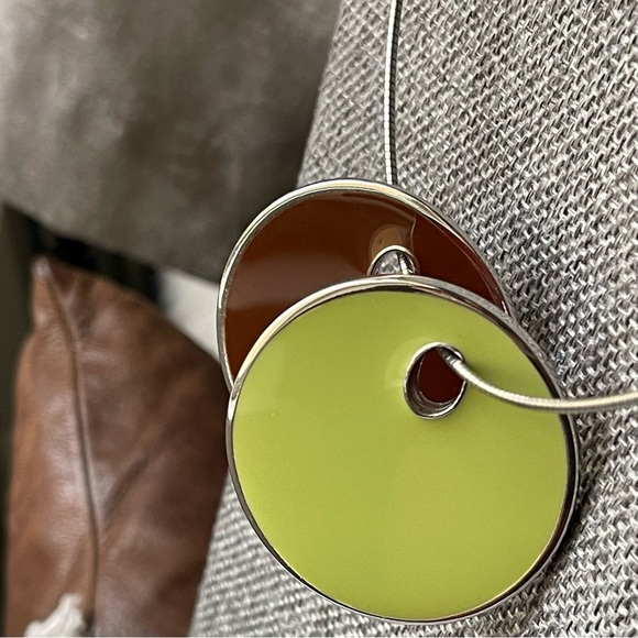 JOAN RIVERS | Vintage | Reversible Two-Disc Shaped Pendant Silver Wired Necklace - Picture 5 of 16